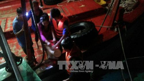 Kịp thời cứu 7 người cùng tàu chở hàng gặp nạn trên biển