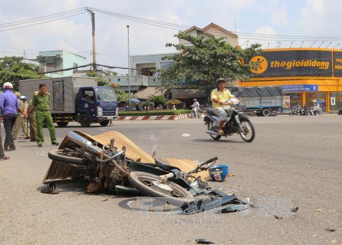 Tiền Giang Va chạm với xe tải, 2 người thương vong