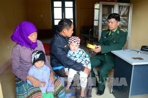 Ấm áp những viên thuốc nghĩa tình nơi cực Tây Tổ quốc