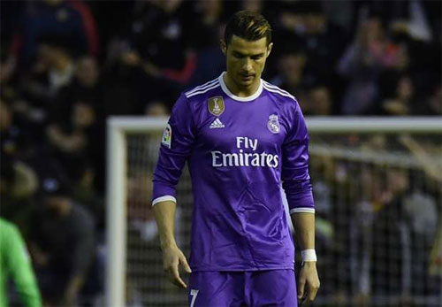 Real Madrid thua Valencia Kền kền trắng bắt đầu kiệt sức