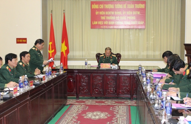 Thượng tướng Bế Xuân Trường làm việc với Binh chủng Tăng thiết giáp
