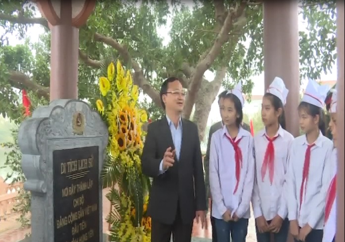 Đồng chí Đỗ Tiến Sỹ,Bí thư Tỉnh ủy Hưng Yên dâng hoa tại khu di tích lịch sử