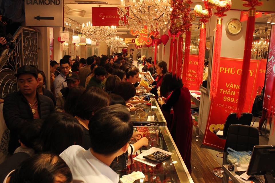 Giá vàng lao dốc sau khi tăng mạnh trong buổi sáng