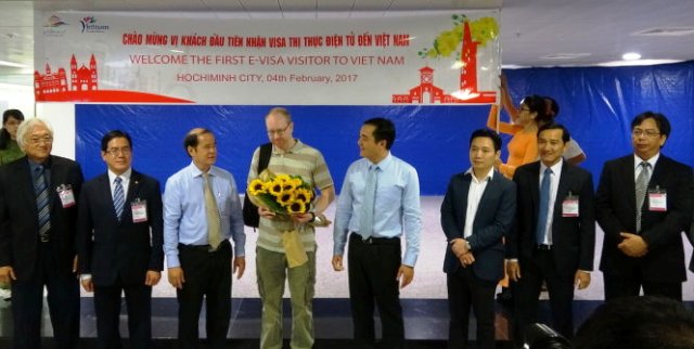 Đón vị khách quốc tế đầu tiên sử dụng thị thực điện tử Việt Nam đến Thành phố Hồ Chí Minh