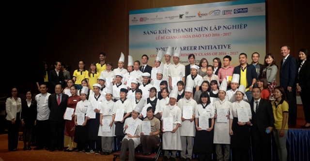 Trao chứng chỉ đào tạo nghề khách sạn cho thanh niên có hoàn cảnh khó khăn