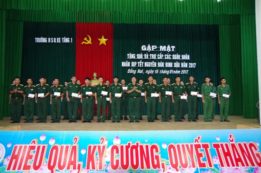 Binh chủng Tăng thiết giáp tổ chức nhiều hoạt động “Đền ơn, đáp nghĩa” nhân dịp Tết Đinh Dậu 2017