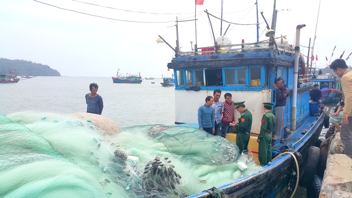 Quảng Ngãi Cứu 7 ngư dân bị nạn vào bờ an toàn