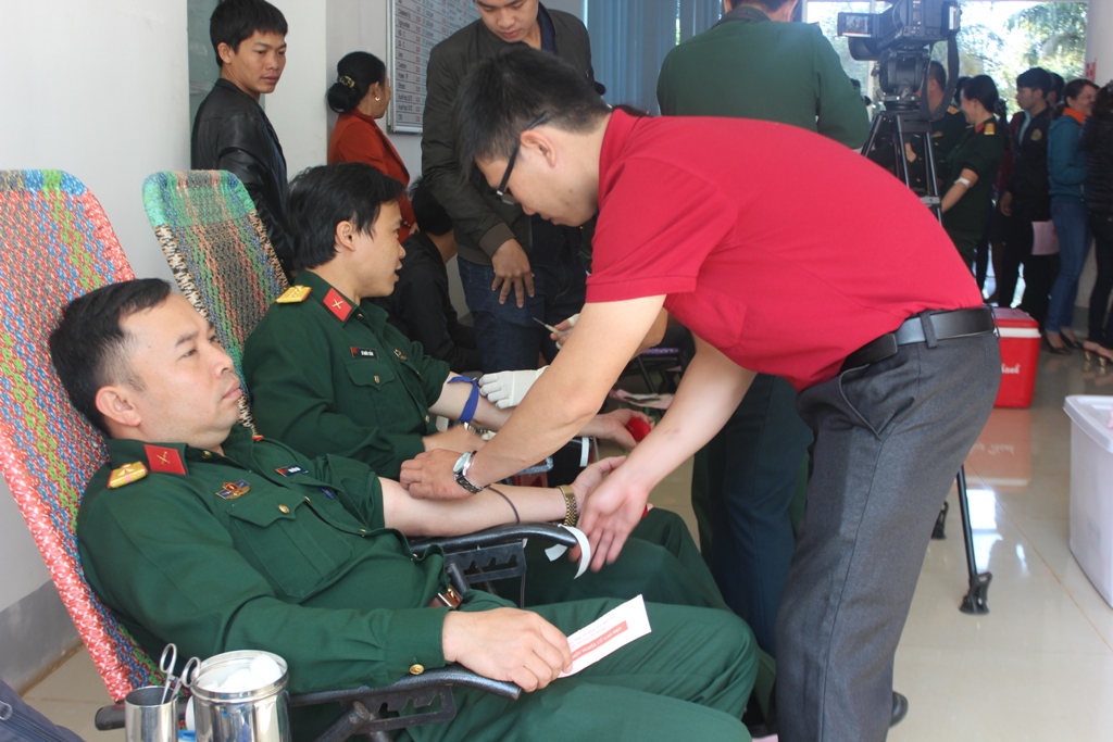 Tuổi trẻ Binh đoàn 15 hiến máu tình nguyện