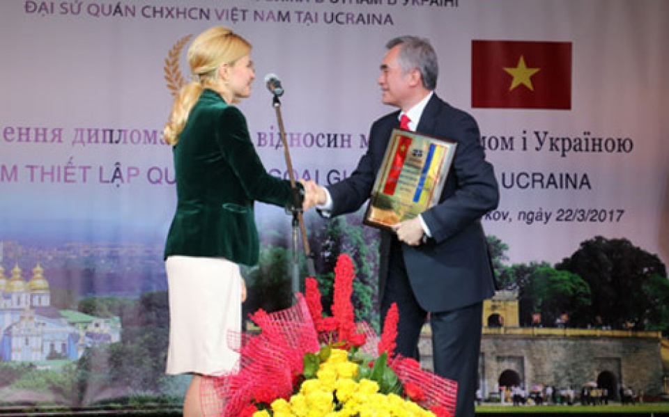 Kỷ niệm 25 năm ngày thiết lập quan hệ ngoại giao Việt Nam - Ukraine