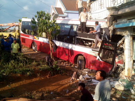 Lâm Đồng Xe khách gặp nạn, ít nhất 2 người chết và nhiều người bị thương