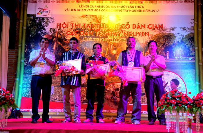 Đắk Lắk Trao giải Hội thi tạc tượng gỗ dân gian các dân tộc Tây Nguyên mở rộng năm 2017