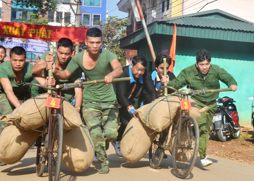Điện Biên Người dân, du khách cùng trải nghiệm hoạt động xe đạp thồ tại Lễ hội Hoa Ban