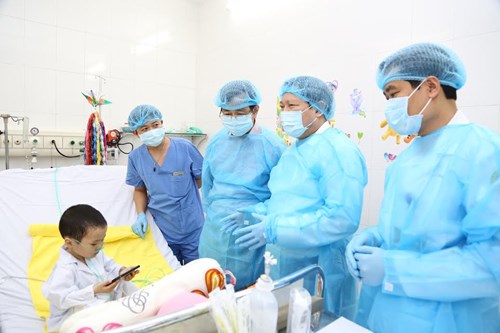 Đại tướng Ngô Xuân Lịch thăm và tặng quà bệnh nhân ghép phổi tại Học viện Quân y
