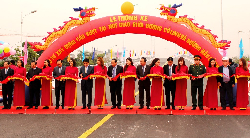Cầu vượt Cổ Linh - Vĩnh Tuy ngày thông xe