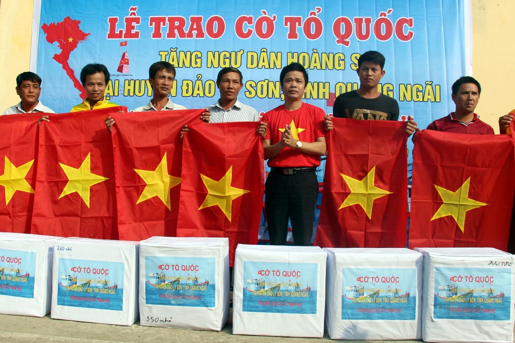 Quảng Ngãi Trao 3000 lá cờ Tổ quốc cho ngư dân Lý Sơn