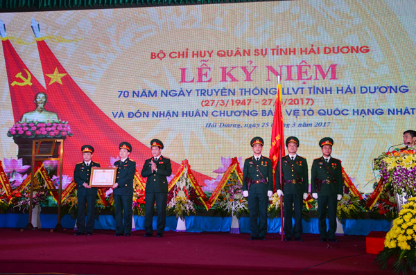 Lực lượng vũ trang tỉnh Hải Dương đón nhận Huân chương Bảo vệ Tổ quốc hạng Nhất
