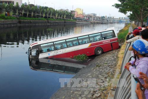Xe khách lao xuống kênh, tài xế và phụ xe phá cửa thoát thân