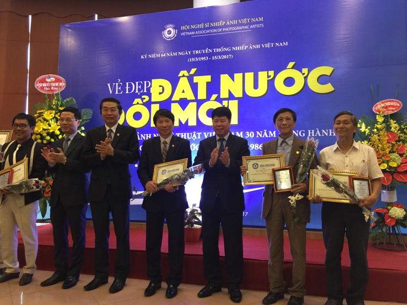 Trưng bày hơn 200 tác phẩm ảnh về chủ đề đất nước đổi mới