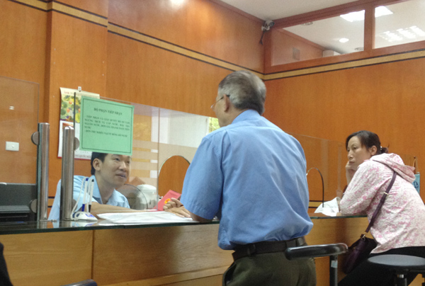 Yêu cầu cán bộ phải xin lỗi nếu để người dân chờ đợi