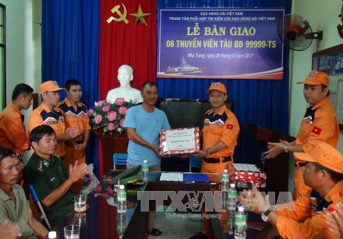 Lai dắt thành công tàu cá vỏ thép cùng 8 ngư dân gặp nạn về cảng Nha Trang