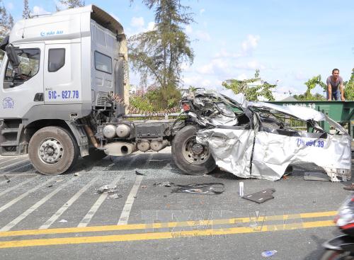 Tiền Giang Tai nạn nghiêm trọng giữa xe khách 16 chỗ và xe công te nơ khiến hai người tử vong