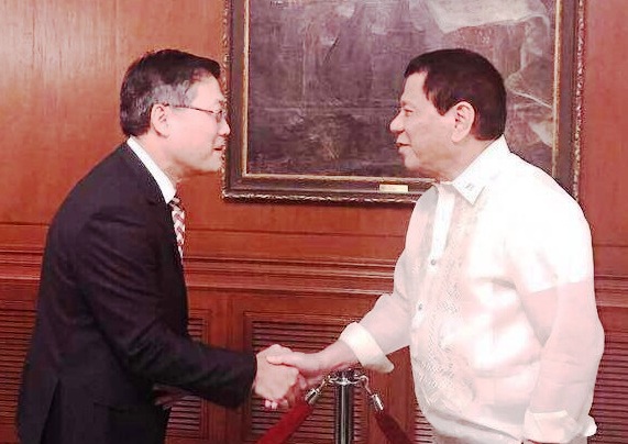 Đại sứ Việt Nam trình Quốc thư lên Tổng thống Philippines