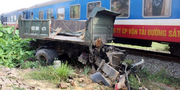 Quảng Nam Xe tải va chạm với tàu hỏa, 1 người bị thương nặng