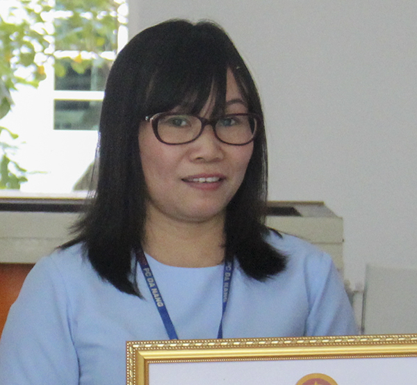 Tổng giám đốc EVN khen thưởng nữ thu ngân viên trả lại 1 tỷ đồng cho người đánh rơi