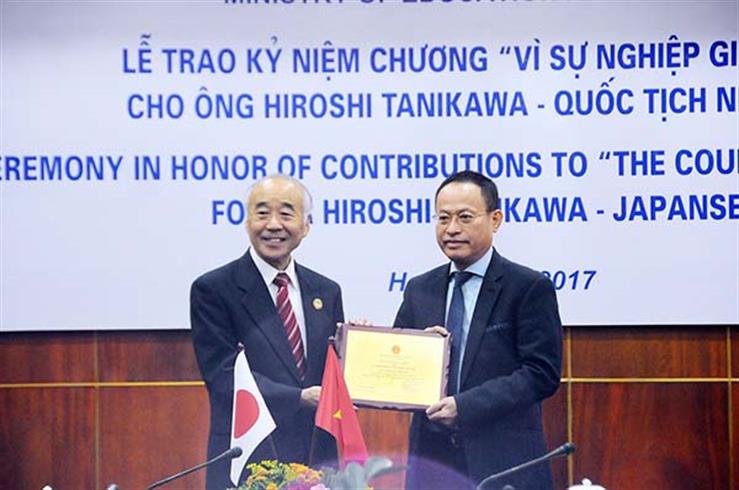 Bộ GD ĐT trao kỷ niệm chương “Vì sự nghiệp giáo dục” cho ông Hiroshi Tanikawa