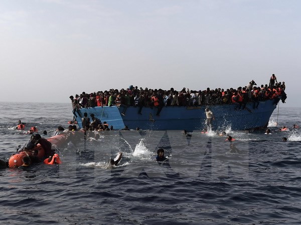 Vấn đề người di cư Gần 1 000 người được cứu ngoài khơi Libya