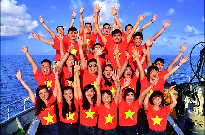 Triển lãm ảnh “Tuổi trẻ vì biển, đảo quê hương