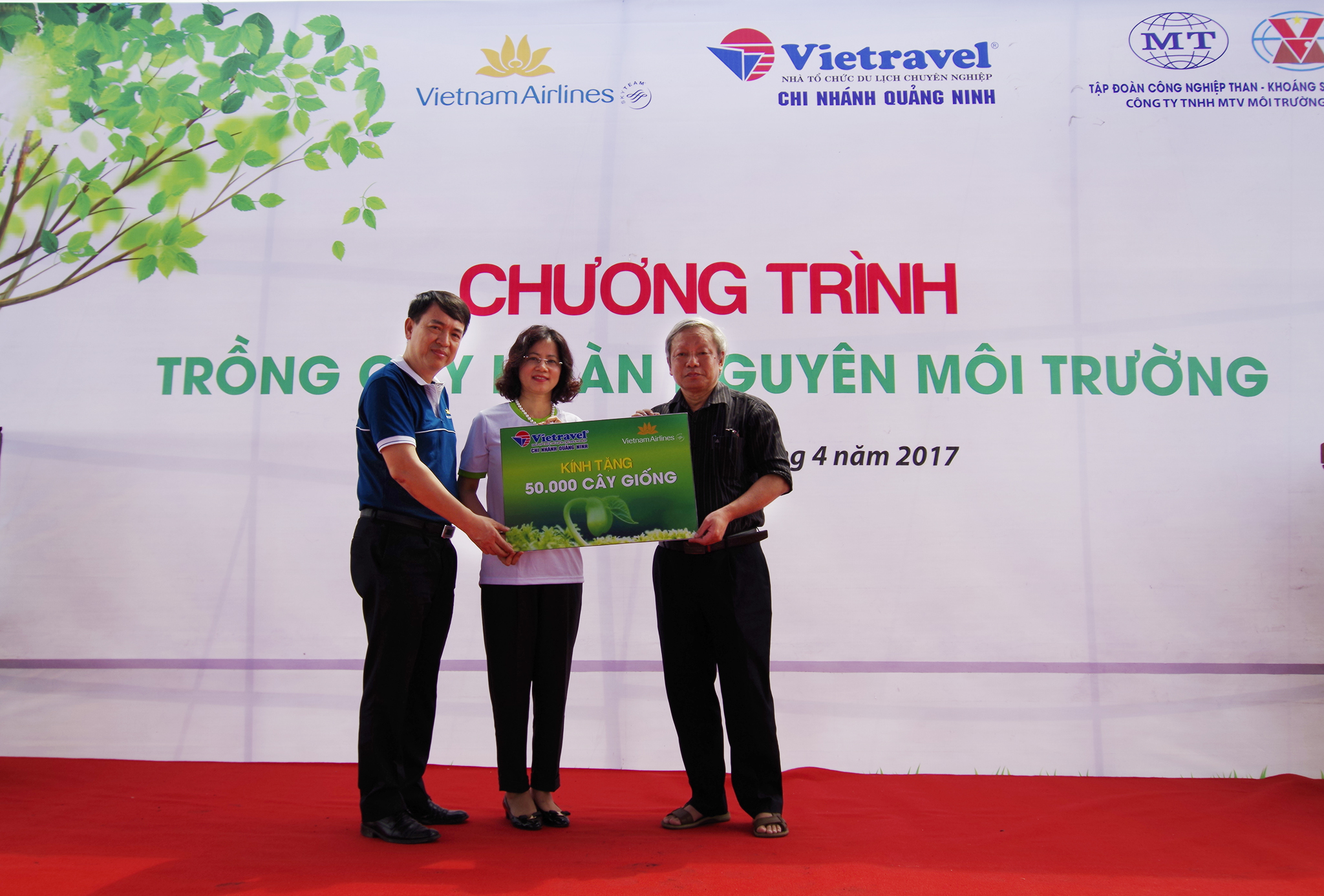 Vietnam Airlines và Vietravel tặng 50 000 cây giống keo gai cho Quảng Ninh
