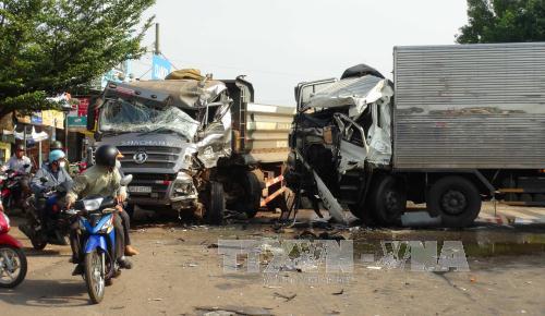 Bình Phước Giải tỏa ách tắc trên đường ĐT 714 sau vụ xe tải đấu đầu xe ben