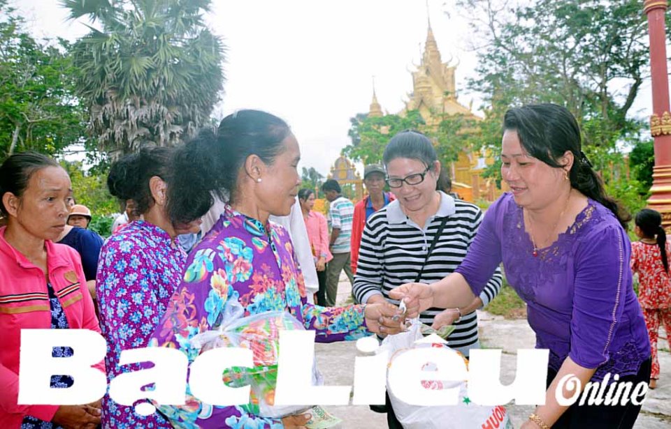 Tặng 80 suất quà cho phụ nữ Khmer nghèo