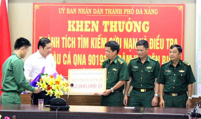 Thưởng nóng 50 triệu đồng cho lực lượng tham gia cứu nạn tàu QNa90191