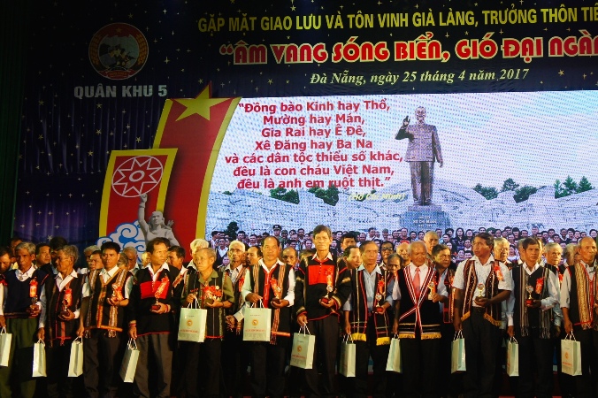 Tôn vinh già làng, trưởng thôn tiêu biểu miền Trung - Tây Nguyên