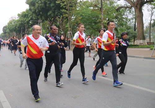 Hơn 2 000 người cùng chạy tiếp sức hưởng ứng SEA Games 29 và Para Games 9