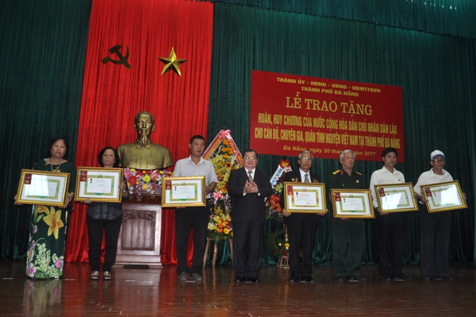 Trao tặng Huân, Huy chương của nước CHDCND Lào cho quân tình nguyện Việt Nam