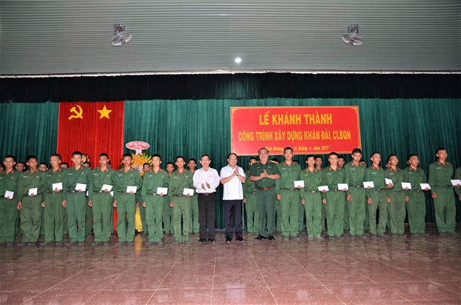 Lãnh đạo TP Hồ Chí Minh thăm chiến sĩ mới nhập ngũ tại Bình Dương