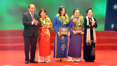 Những nhà khoa học chuyên tâm ứng dụng các sản phẩm khoa học phục vụ đời sống
