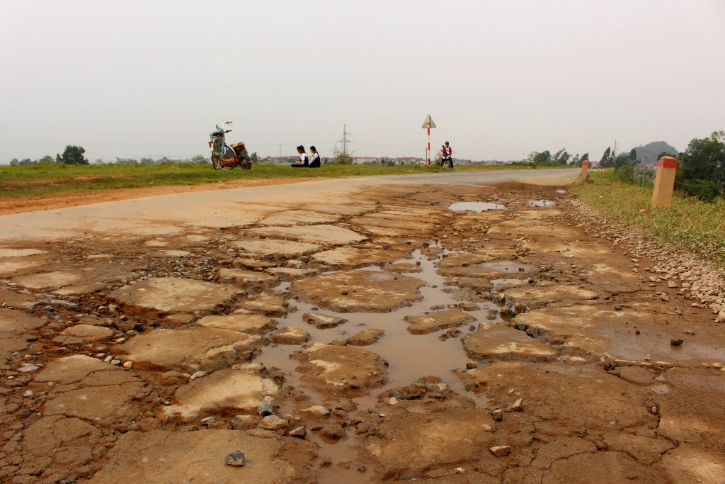 Nhiều nguy cơ tiềm ẩn từ xe quá tải ở Quốc Oai