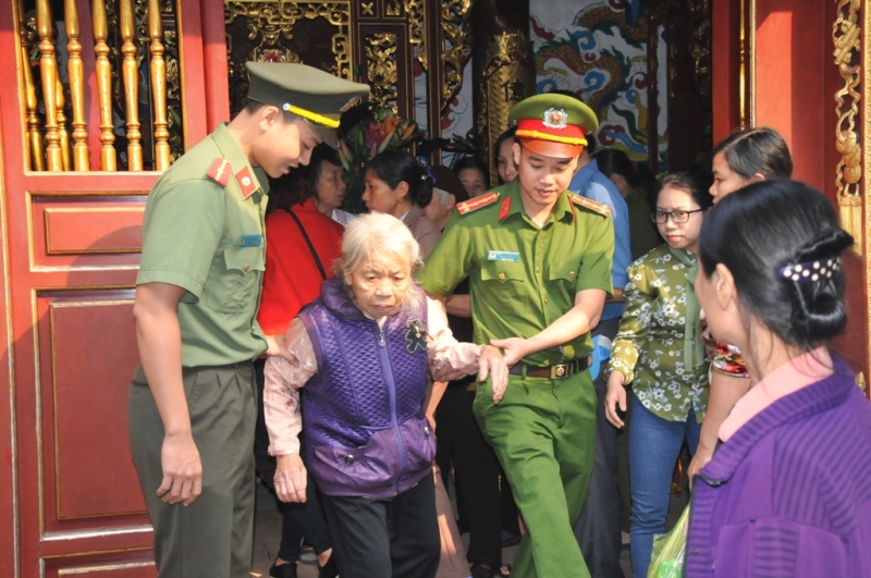 Hình ảnh người chiến sỹ Công an nhân dân ở Lễ hội Đền Hùng 2017