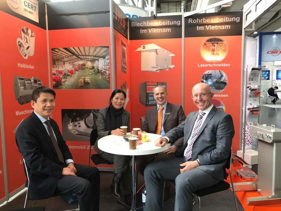 Đại sứ Việt Nam tại Hà Lan Ngô Thị Hòa thăm Triển lãm quốc tế về công nghệ Hannover Messe 2017