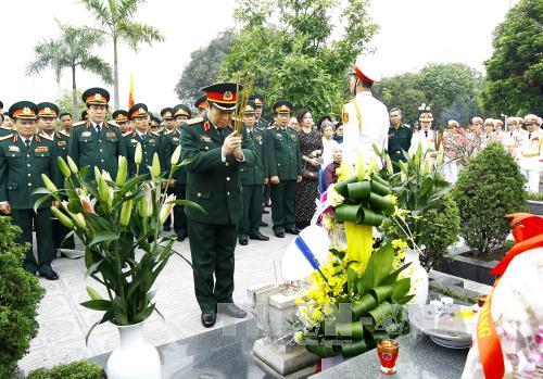 Dâng hương tưởng niệm 100 năm ngày sinh Đại tướng Văn Tiến Dũng