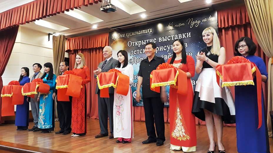 Triển lãm tranh thiếu nhi “Đường lên các vì sao”