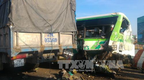 Đồng Nai Tai nạn liên hoàn giữa xe buýt và 3 xe tải, ít nhất 7 người nhập viện