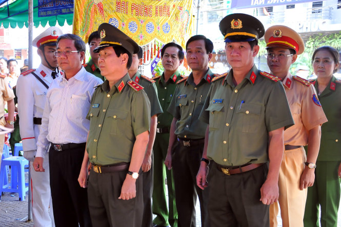Lãnh đạo Bộ Công an thăm hỏi gia đình thiếu tá cảnh sát bị xe tải tông tử vong