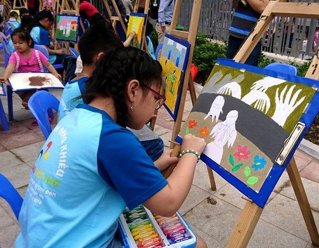 Thiếu nhi vẽ tranh với chủ đề bảo vệ trẻ em khỏi xâm hại tình dục