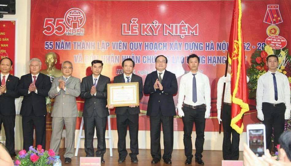 Viện Quy hoạch xây dựng Hà Nội đón nhận Huân chương Lao động hạng Nhất