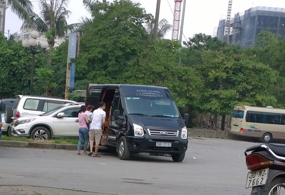 Xe chạy dù dạng VIP Limousine làm khó lực lượng chức năng